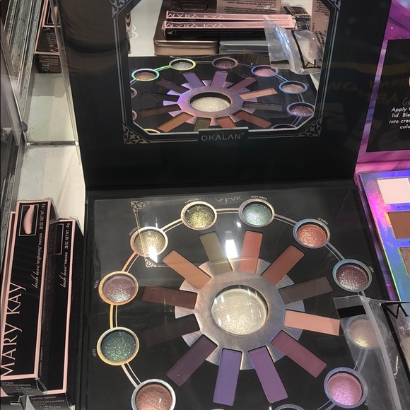 Zodiac 25 color eyeshadow palette - Picture 2 of 3